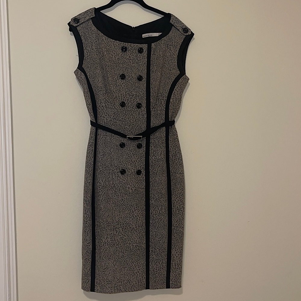 Over knee sleeveless dress with black piping and belt with black button detail.
